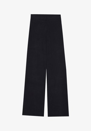 Pantaloni cu picioare largi, în albastru închis, cu textură verticală striată. Prezintă o talie netedă și o croială dreaptă, oferind o potrivire lejeră.