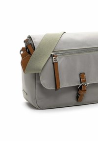 Borsa a tracolla grigia con tessuto testurizzato, dettagli in pelle marrone, tracolla regolabile verde oliva e chiusura superiore con zip.