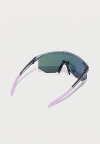 Gafas de sol de estilo deportivo con una única lente verde oscura, montura gris transparente y puntas de patilla en rosa, sobre un fondo blanco.