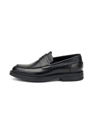 Mocasines de cuero negro con un acabado suave, punta redondeada, detalle de tira decorativa y una suela de goma con ligera elevación en el tacón.