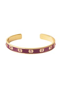 Bracelet rigide doré avec un bandeau bordeaux uni, orné de pierres précieuses hexagonales roses disposées régulièrement le long du bandeau.