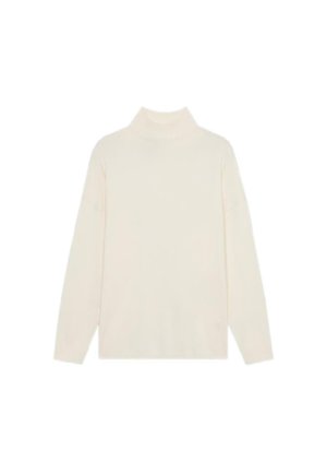 Suéter de cuello alto crema hecho de una tela suave. Mangas largas, corte relajado y textura sutil. Sin patrones visibles ni detalles de metal.