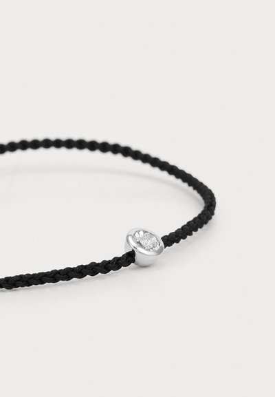 Bracciale intrecciato nero con chiusura rotonda in argento impreziosita da un cristallo trasparente al centro. Design semplice e minimalista.