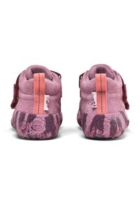 Chaussures pour enfants roses en suède doux, dotées d'une languette à l'arrière et d'une semelle en caoutchouc à motifs, marquées "Affen Zahn."