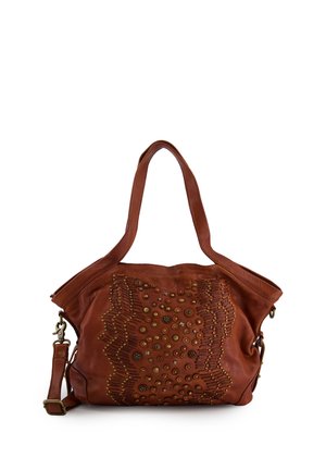 Brun læderhåndtaske med dobbelt håndtag og dekorative metalnitter og stjerneformede pynt på frontpanelet.