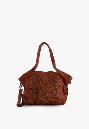 Hnědá kožená kabelka s dvojitými ucha a ozdobnými kovovými nýty a okrasami ve tvaru hvězdy na předním panelu.