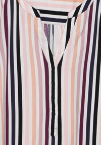 Devant de chemise boutonnée avec des rayures verticales en noir, rose, pêche, violet et blanc avec un col en V.