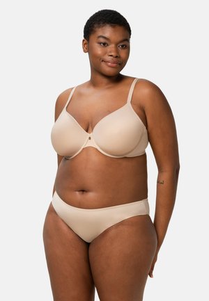 Beige-rintaliivit, joissa on sileät, muotoillut kupit ja säädettävät olkaimet, yhdistettynä samanlaiseen matalavyötäröiseen bikinihousuihin, molemmat pehmeästä ja joustavasta kankaasta.