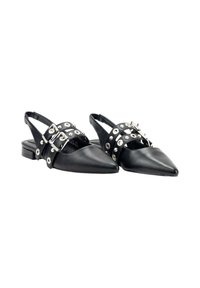 Zapatos de piel negra tipo slingback con punta afilada. Presentan hebillas decorativas de plata y studs circulares en las correas. Diseño de tacón plano.
