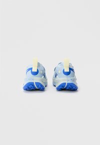Helles blaues Sportliches Schuhwerk mit blauen Akzenten und strukturierten Sohlen. Verfügt über eine gelbe Ziehlasche und ein glattes Material mit gesprenkelten Details.