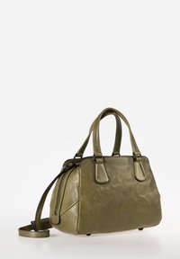 Borsa a tracolla in pelle verde oliva con texture liscia, due manici superiori e una tracolla regolabile. Caratterizzata da accenti neri e chiusura con zip.