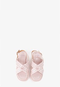 Sandali in pelle sintetica rosa con cinturini incrociati e un accento circolare, dotati di una cinghia posteriore regolabile e di una soletta imbottita.