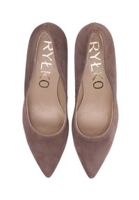 Zapatos de tacón de ante topo con punta puntiaguda, plantilla de cuero beige lisa y un diseño con aberturas en los lados. Marca sutil en dorado en el interior.