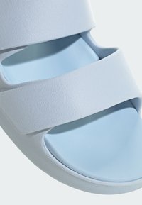 Sandalo a ciabatta azzurro chiaro con due ampie fasce testurizzate e una soletta liscia e sagomata. Il materiale sembra resistente e facile da pulire.