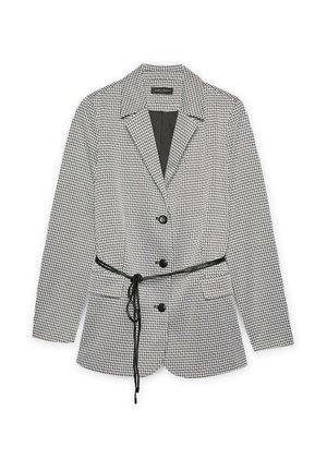 Blazer în carouri alb-negru, cu guler tip rever, trei butoane negre, două buzunare frontale și o curea subțire neagră legată în talie.