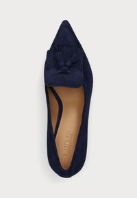 Ναυτικές σουέτ επίπεδες γόβες με μυτερή μύτη, διακοσμημένες με μια τακτική μπάλαινα στο επάνω μέρος και με λεία εσωτερική επένδυση.