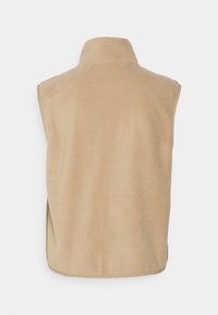 Gilet en polaire beige sans manches avec col montant, vu de dos sur fond blanc.