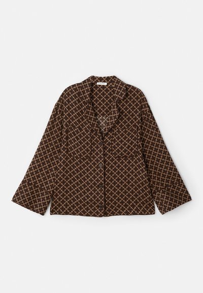 Rjava srajca z gumbom in diamantom v bež barvi. Ima šalski ovratnik, dve sprednji žep in široka rokava. Mehka tekstura tkanine.