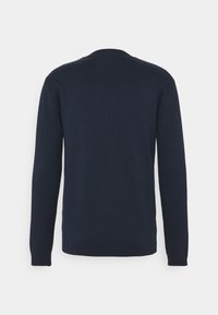 Jersey azul marino hecho de tejido de punto, con mangas largas y un clásico cuello redondo, textura suave sin patrones visibles.