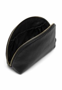 Monedero de cuero negro con textura suave, cierre de cremallera dorada y interior de tela fruncida. Forma ovalada, diseño compacto para mantener el orden.