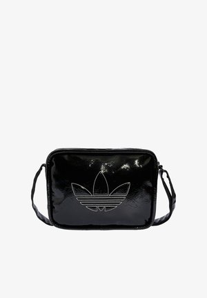 Borsa a tracolla sintetica nera lucida con logo Adidas argentato, forma rettangolare, superficie texturizzata e tracolla regolabile.