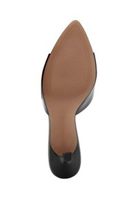 Chaussure à talon haut noire avec un bout pointu, un matériau supérieur lisse, et une semelle brune texturée présentant des rainures horizontales pour une meilleure adhérence.