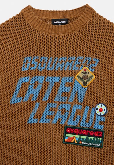Καφέ πλεκτό πουλόβερ με μπλε κείμενο που γράφει "DSQUARED2 CATEN LEAGUE" και κεντημένα σήματα με θέματα κάμπινγκ και λογότυπα.