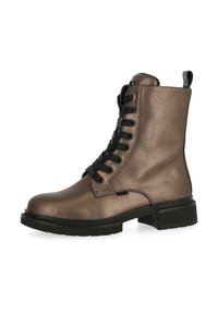 Botas de tobillo metálicas marrones con un acabado texturizado, diseño con cordones y cordones negros. Presentan una suela gruesa y una lengüeta en la parte posterior.