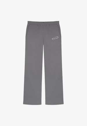 Szare dresy wykonane z miękkiego materiału, z prostym krojem nogawek, bocznymi kieszeniami i małym białym logo na lewej biodrze.