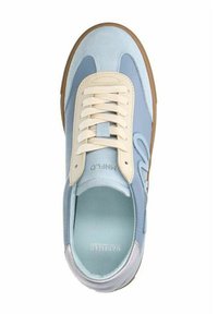 Lichtblauwe en lichte beige sneaker van suede en leer, met een gevoerde kraag, platte veters en een buitenzool van gumrubber.