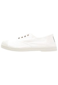 Bijeli platneni slip-on cipele s gumenom potplatom, sadrže metalne rupice za ventilaciju, okrugli vrh i teksturiranu površinu.