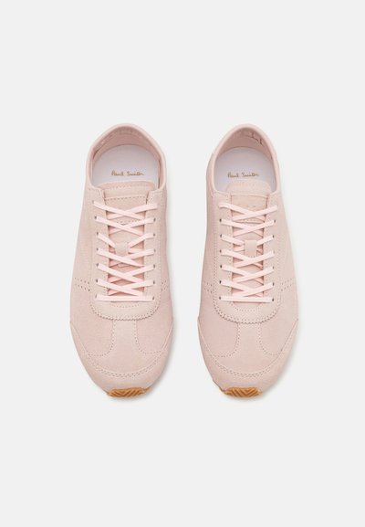 Lys rosa semsket sneakers med tonede lisser, perforert detaljering og gummisåle. Merket med "Paul Smith" i gull på sålen.