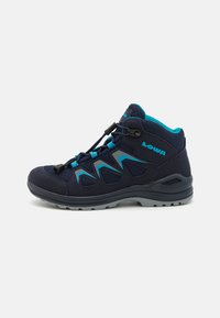 Mittelhohe Wanderschuhe in dunklem Marineblau und Aqua. Ausgestattet mit einem strapazierfähigen Textil-Obermaterial, einem Schnell-Schnürsystem, einem gepolsterten Kragen und einer robusten grauen Sohle.