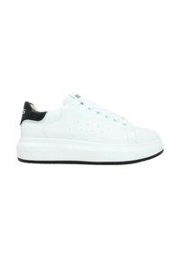 Sneaker bianco con punta rotonda, suola piatta bianca, accentuazione nera sul tallone e dettagli perforati sui lati. Realizzato in materiale in pelle liscia.
