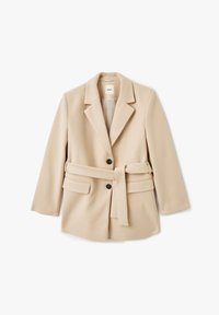 Beige op maat gemaakte blazer van gladde stof, met een tailleband, twee voorzakken en zwarte knopen. Met een reverskraag en lange mouwen.
