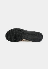 adidas Originals ADIZERO ADIOS OG - Baskets basses - grey two/core black/court green