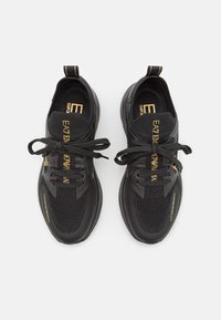 EA7 Emporio Armani Matalavartiset tennarit - triple black/gold