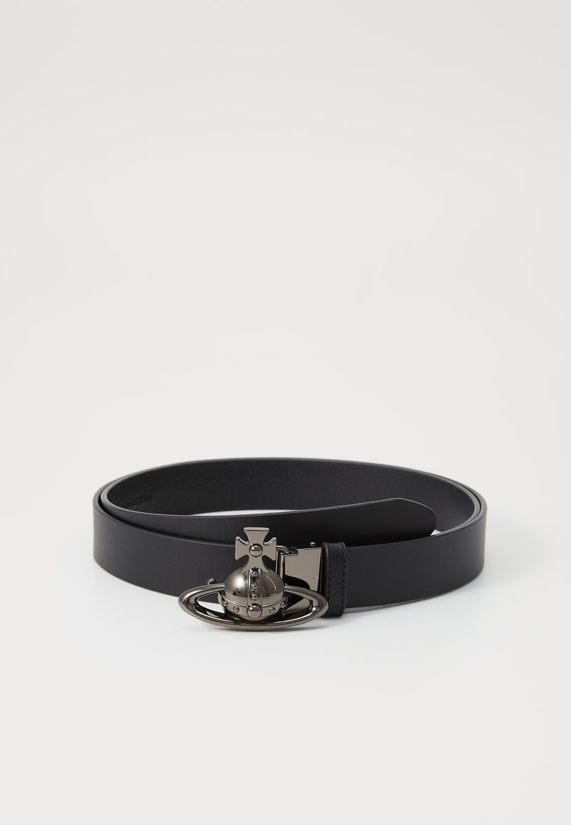 Μαύρη δερμάτινη ζώνη με μεταλλικό ασημένιο κομμάτι και κουμπί σε σχήμα σταυρού σε άσπρο φόντο.