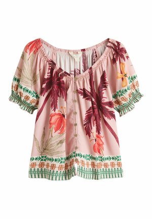 Lyserød kortærmet bluse med knapper foran, elastisk halsudskæring og blomster- og bladmønstre i rød, orange, grøn og beige.