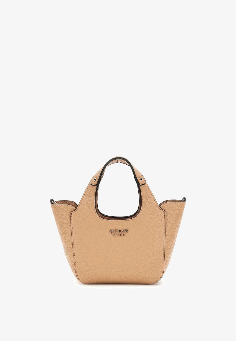 Vaalean beige-nahkalaukku, jossa on teksturoitu pinta, kaksi lyhyttä kahvaa ja kohokuvioitu logo etuosassa. Laukussa on kapeneva muoto.