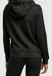 Zwarte hoodie met een zachte textuur, voorzien van een capuchon met trekkoord, geribbelde manchetten en tailleband, met een eenvoudig en strak ontwerp.