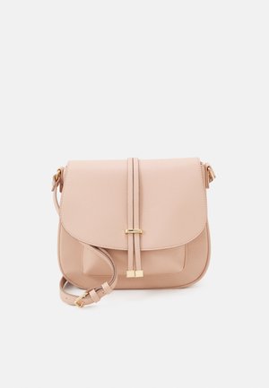 Lyserød læder crossbody taske med klaplukning, guld metal spænde og justerbar rem på en ensfarvet hvid baggrund.