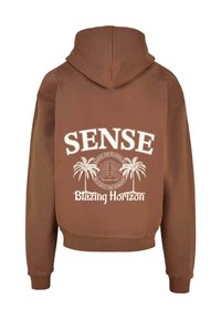 Haut à capuche marron avec une poche kangourou à l'avant, comportant le texte blanc "SENSE" et "Blazing Horizon" avec des graphismes de palmiers au dos.