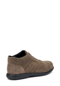 Scarpa in suede marrone con punta arrotondata, dotata di suola in gomma nera, design con lacci e dettagli di cucitura discreti lungo i lati.