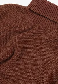 Suéter rojo de punto con un patrón texturizado en relieve parecido a un panal y un cuello acanalado. La tela presenta un aspecto suave y cálido.