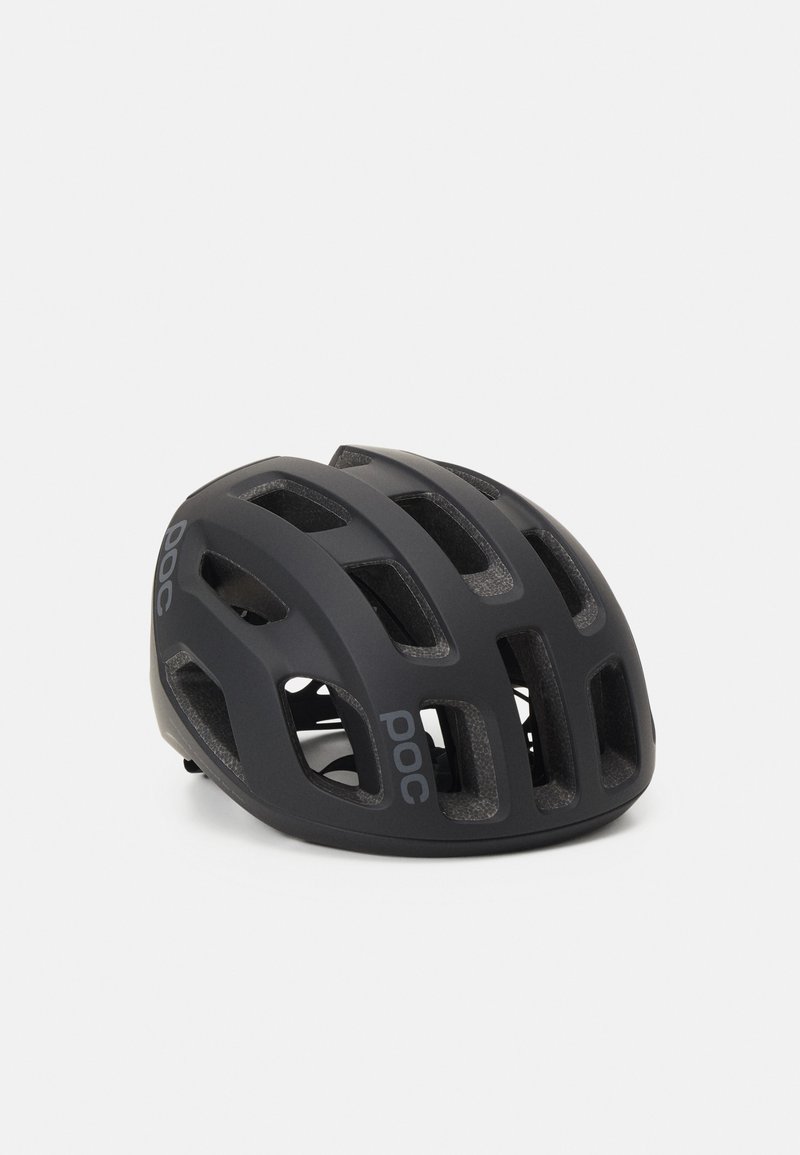 Casco de ciclismo negro con un diseño aerodinámico, que cuenta con amplias ranuras de ventilación y el logotipo de la marca "POC" en gris. Textura mate.