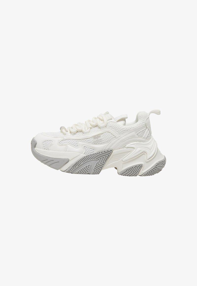 Baskets blanches de sport avec semelle grise épaisse et texturée, dessus en mesh et synthétique, fermeture à lacets et languette au talon.