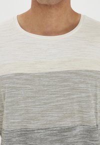 Kortærmet T-shirt lavet af let stof, med vandrette striber i creme- og gråtoner med en glat tekstur. Rund halsudskæring.