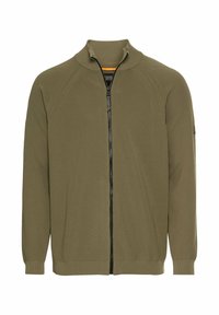 Oliven grøn strikket jakke med høj krave, fuld lynlås, ribbede manchetter og kant, samt tekstureret mønster på stoffet. Lynlåsen har sorte detaljer.