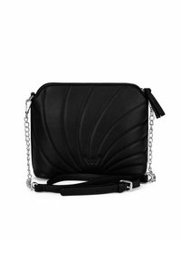 Černá kožená crossbody taška s prošívaným vlnitým vzorem, obsahující řetěz a nastavitelný popruh. Zapínání na zip a ozdoba v podobě třásně.
